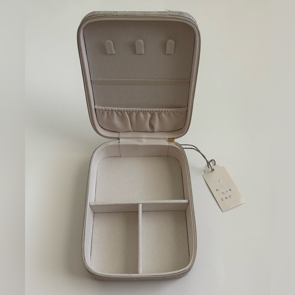 a new day Handbags - A New Day Brown Travel Jewelry Organizer Storage Case NWT